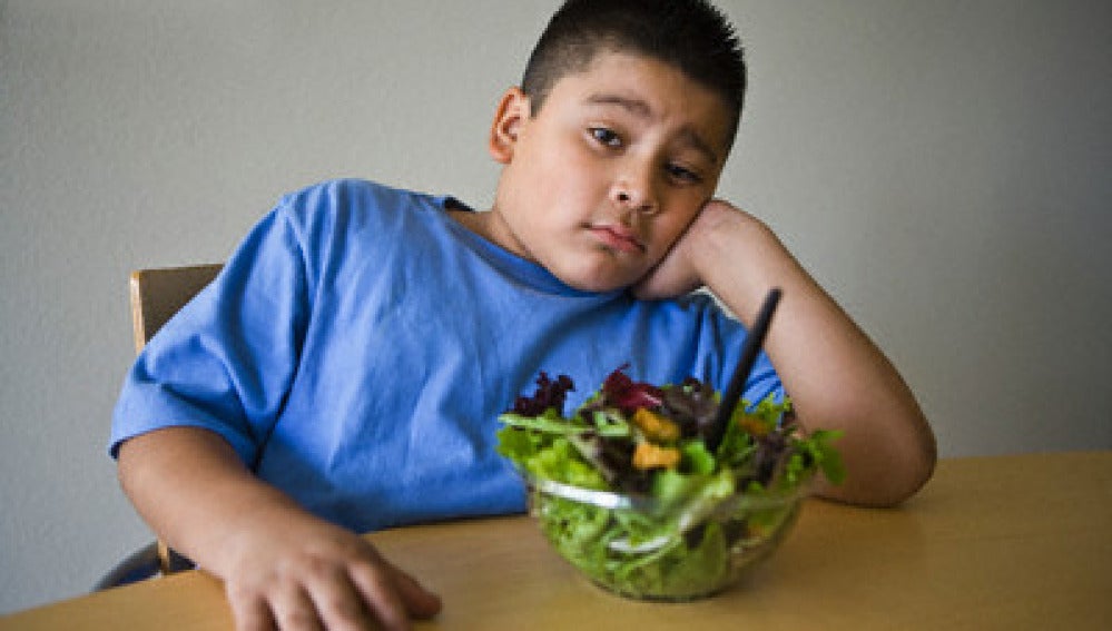 Niño con ensalada