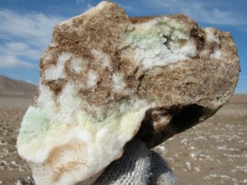 Roca de halita (NaCl) del desierto de Atacama 