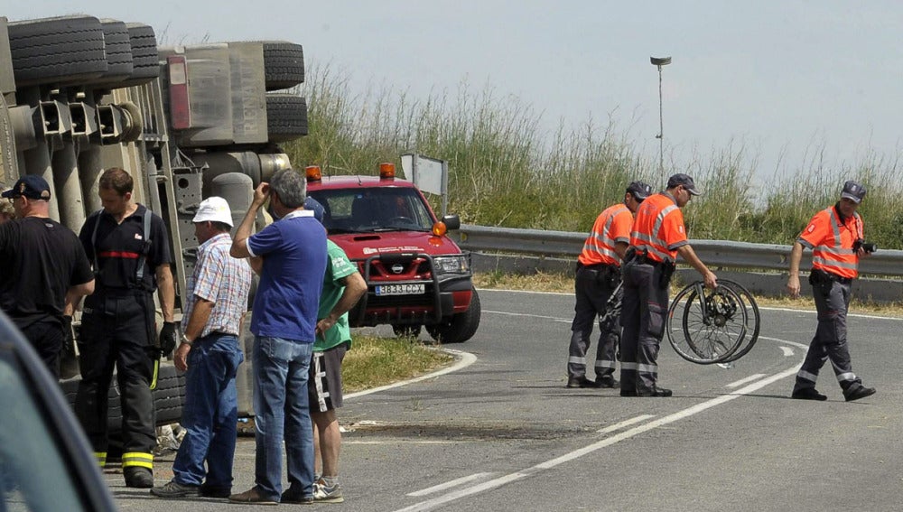 El vuelco de un camión acaba con la vida de dos ciclistas