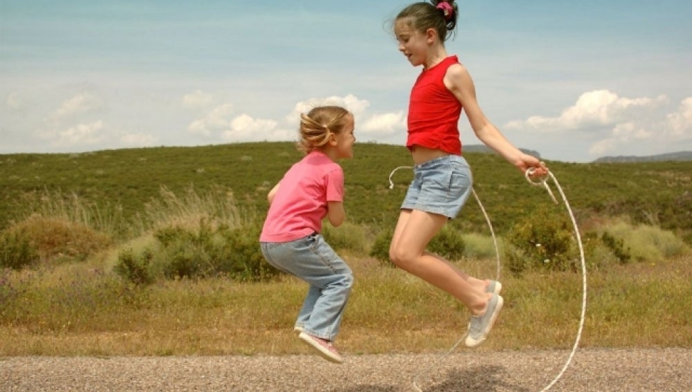Niños jugando al aire libre
