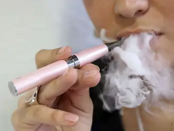 La OMS aconseja la prohibición del uso del cigarrillo electrónico en espacios cerrados La OMS aconseja la prohibición del uso del cigarrillo electrónico en espacios cerrados