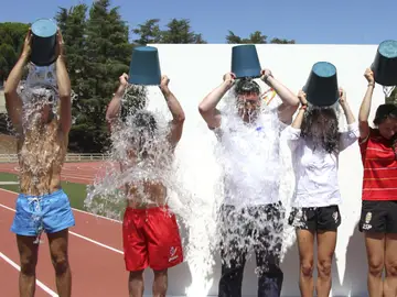 Algunos gimnastas se tiran el cubo de agua helada Algunos gimnastas se tiran el cubo de agua helada
