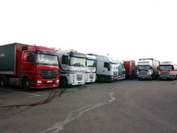 Conjunto de camiones aparcados