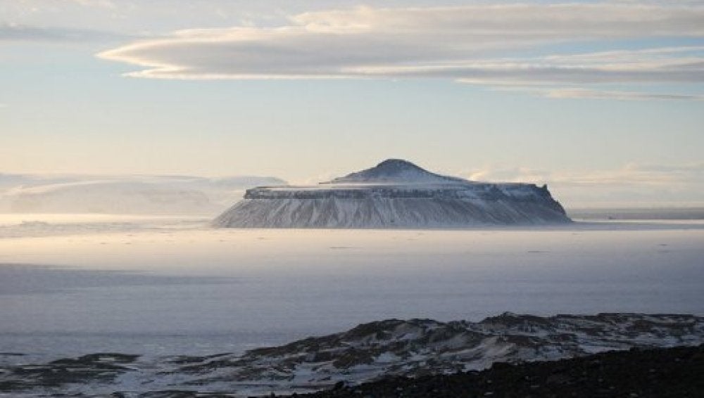 Volcan sobre el hielo