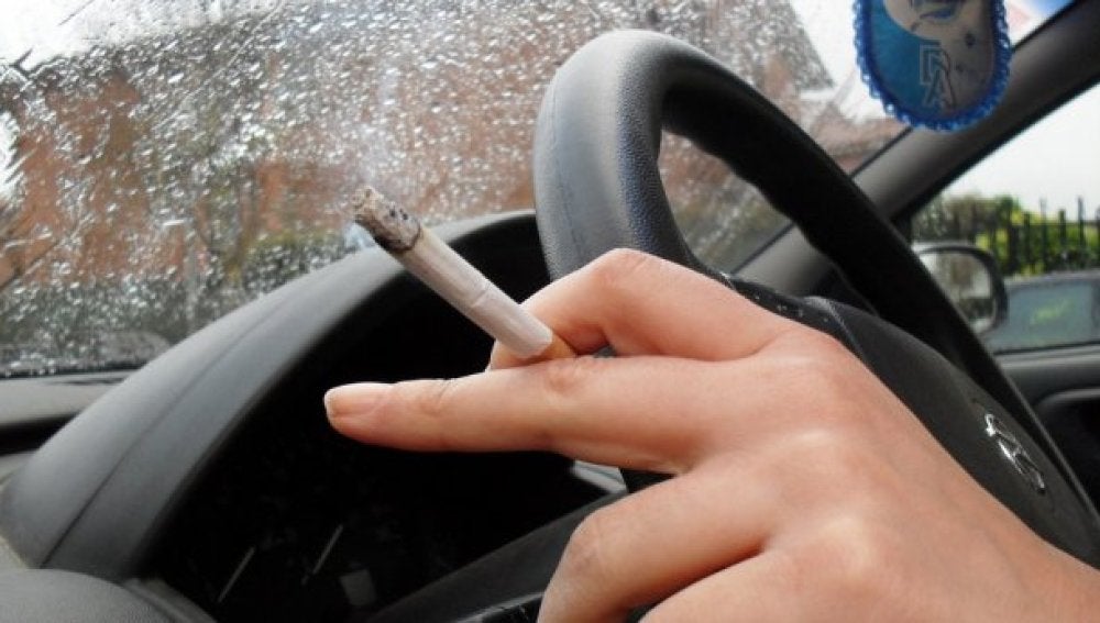 Conductor fumando al volante