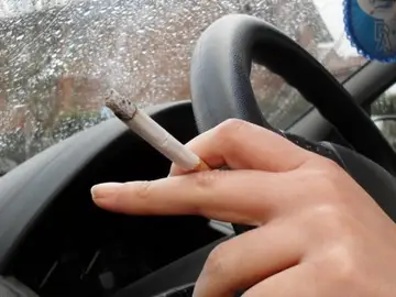 Conductor fumando al volante Conductor fumando al volante