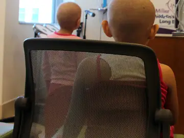 Dos niños enfermos de cáncer Dos niños enfermos de cáncer