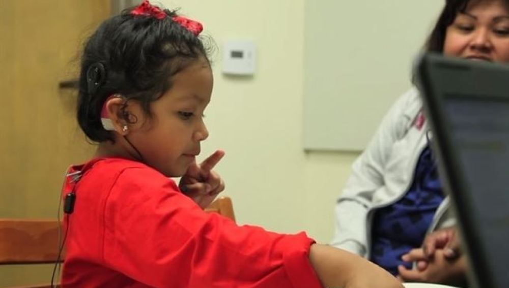 Un nuevo implante permite que niños sin el nervio auditivo puedan oír 