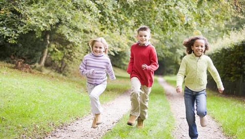 Los niños realizan más ejercicio físico con amigos