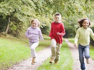 Los niños realizan más ejercicio físico con amigos