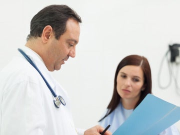 Un doctor con su paciente