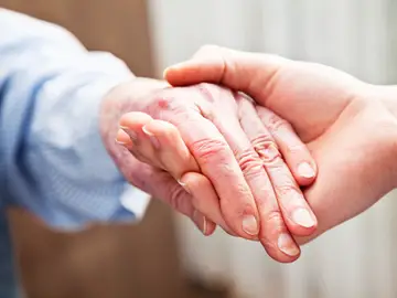 Manos entrelazadas de una anciana y una joven (Archivo) Manos entrelazadas de una anciana y una joven (Archivo)