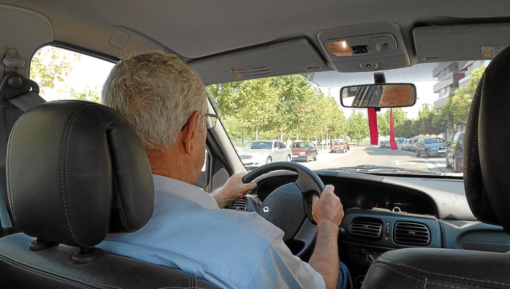 Conductor con más de 65 años. al volante