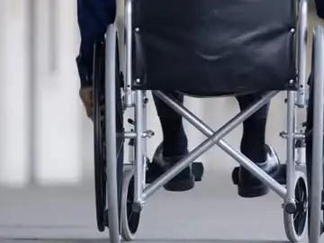Un hombre en silla de ruedas. Un hombre en silla de ruedas.
