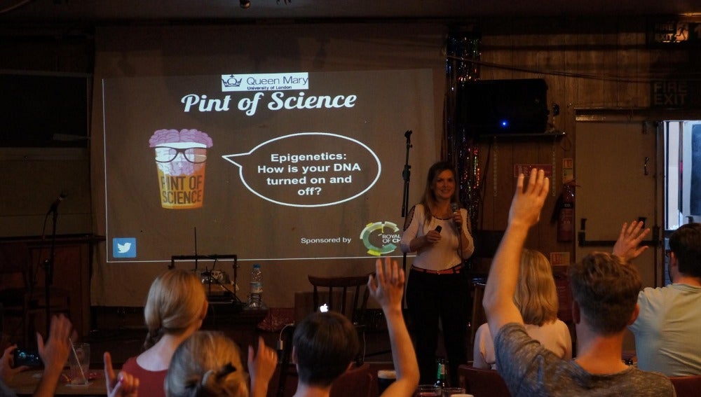  'Pint of Science' lleva la ciencia a los bares de distintos países de todo el planeta