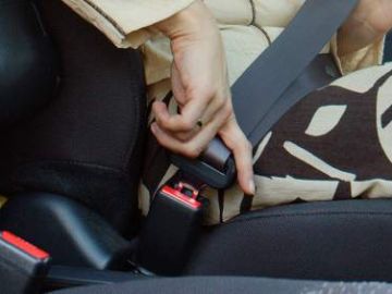 Una mujer se coloca el cinturón de seguridad
