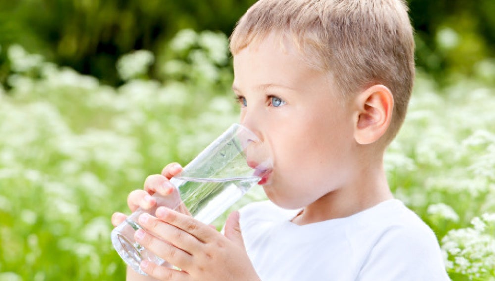 ¿Por qué es importante que los niños beban agua?