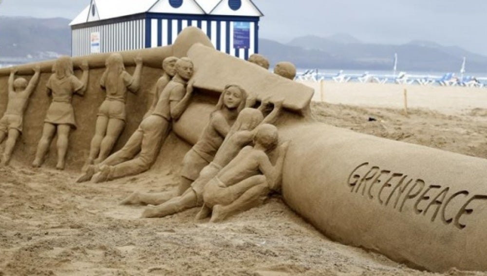 Greenpeace crea una escultura de arena para pedir que Canarias sea 100% renovable