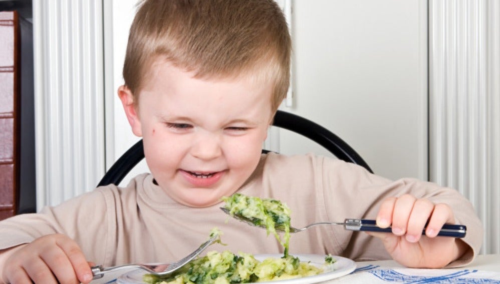 Niño comiendo verduras