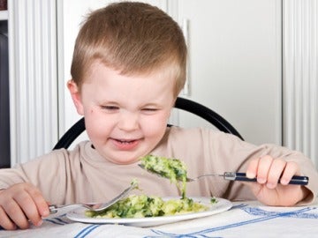 Niño comiendo verduras