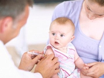Vacunan a un bebé