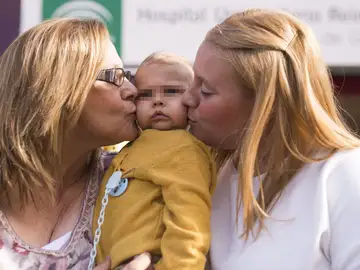 Abuela e hija celebran la recuperación del bebé Abuela e hija celebran la recuperación del bebé