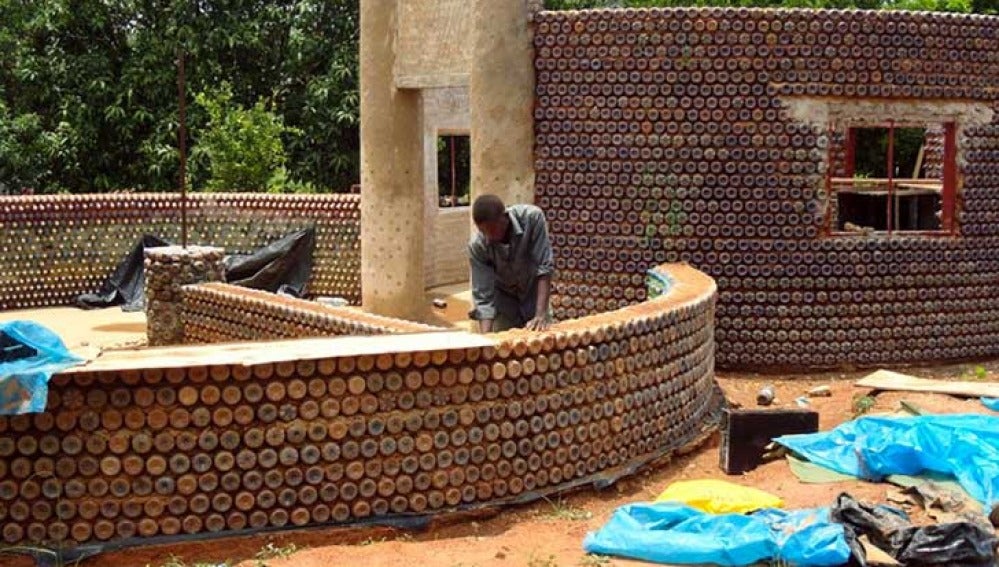 Construyen en Nigeria casas ecológicas con botellas y barro 