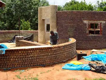 Construyen en Nigeria casas ecológicas con botellas y barro Construyen en Nigeria casas ecológicas con botellas y barro