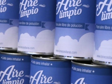 Se vende aire puro enlatado y botellas de agua por 5.000 euros