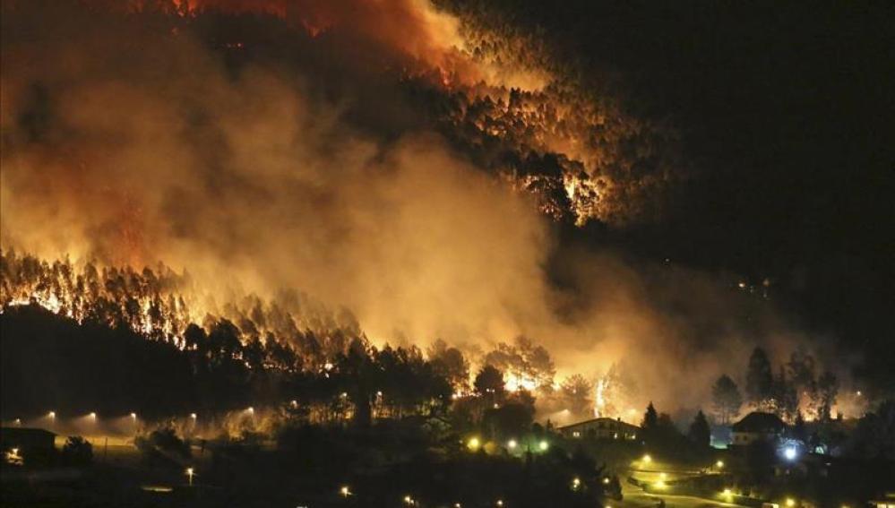 El incendio que comenzó en Berango se ha extendido hasta Sopelana