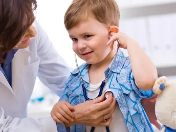 Imagen de archivo de un menor con un fonendoscopio Imagen de archivo de un menor con un fonendoscopio