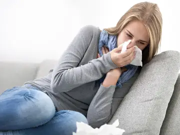 Una mujer sufre la gripe Una mujer sufre la gripe