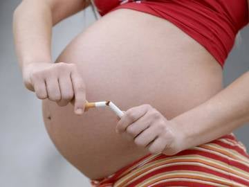 Fumar durante el embarazo aumenta el riesgo de obesidad infantil