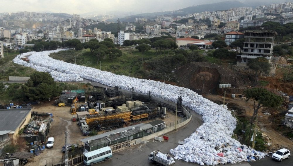 Un río de basura colapsa Beirut 