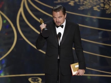 Leonardo DiCaprio junto a su Premio Oscar Leonardo DiCaprio junto a su Premio Oscar