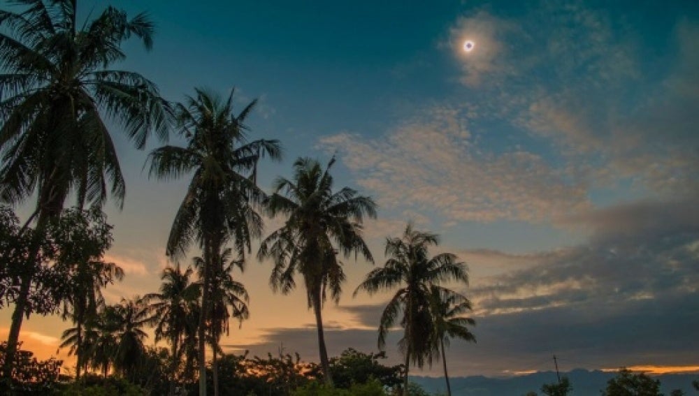 El único eclipse total del 2016 ilumina a Indonesia 