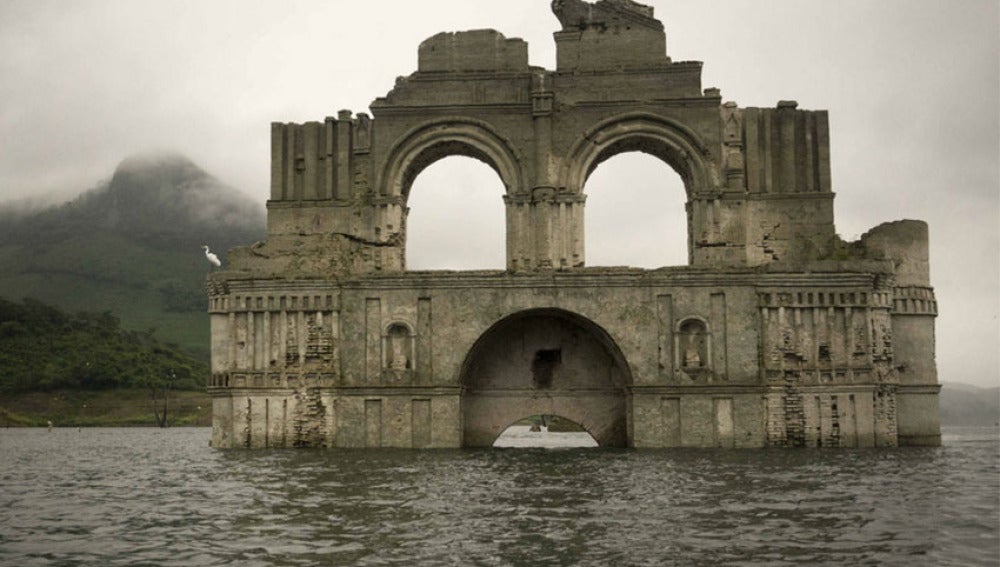 Un templo del siglo XVI resurge de las aguas debido a la sequía en México