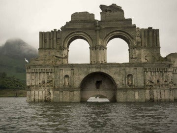 Un templo del siglo XVI resurge de las aguas debido a la sequía en México Un templo del siglo XVI resurge de las aguas debido a la sequía en México