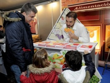 Un padre con sus hijos visita uno de los stands instalados en una carpa por el Día Mundial de la Diabetes Un padre con sus hijos visita uno de los stands instalados en una carpa por el Día Mundial de la Diabetes