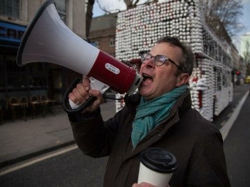 Hugh Fearnley-Whittingstall intenta concienciar sobre el reciclaje de los vasos de plástico Hugh Fearnley-Whittingstall intenta concienciar sobre el reciclaje de los vasos de plástico