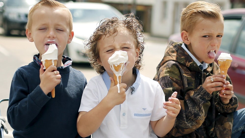 Niños comiendo un helado
