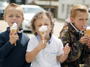 Niños comiendo un helado Niños comiendo un helado