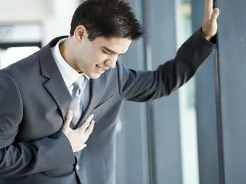 Recreación de un hombre sufriendo un infarto Recreación de un hombre sufriendo un infarto
