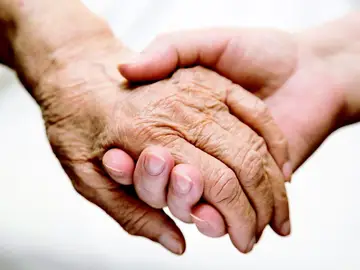 Manos de una persona anciana Manos de una persona anciana