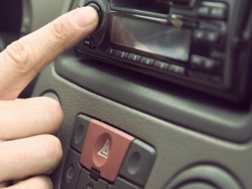Sintonizar la radio del coche es una de las distracciones más frecuentes