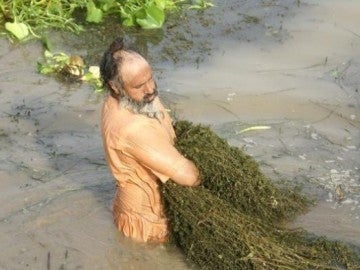 Un hombre limpia un río de 160 kilómetros con sus propias manos 