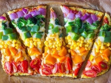 Aprendemos a preparar una receta muy rica y saludable: la pizza Arcoíris