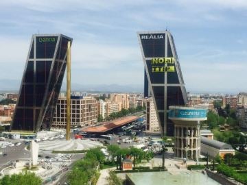 Activistas de Greenpeace escalan una de las Torres Kio de Madrid contral el TTIP Activistas de Greenpeace escalan una de las Torres Kio de Madrid contral el TTIP
