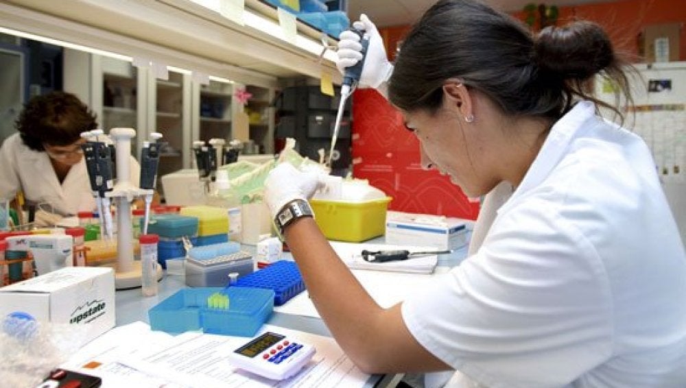 Una científica realiza pruebas en un laboratorio en una imagen de archivo