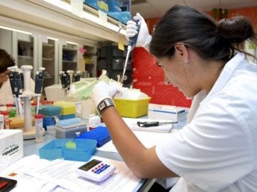 Una científica realiza pruebas en un laboratorio en una imagen de archivo